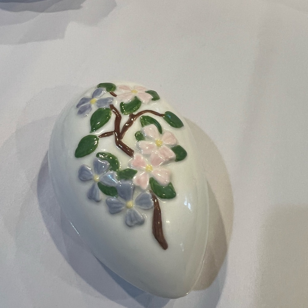 Vintage 1975 Bell Ceramics -Decorated Egg Flower